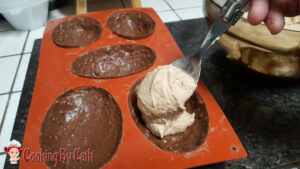 Œuf surprise chocolat noisette à la mousse au chocolat au lait