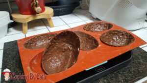 Œuf surprise chocolat noisette à la mousse au chocolat au lait