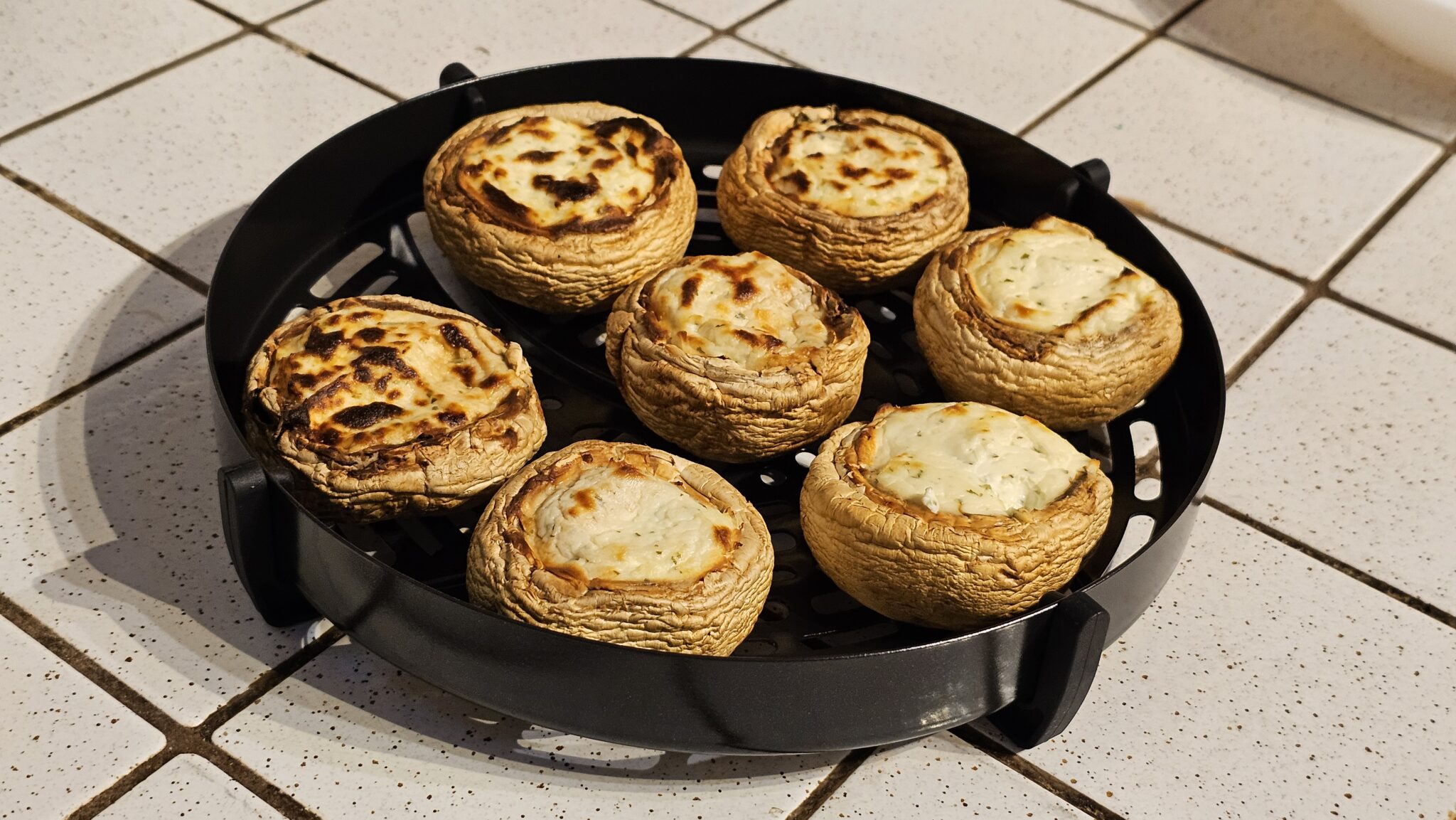 vue des champignons farcis sur le plateau AirFryer